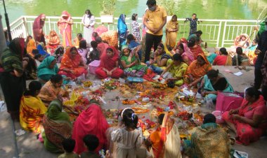 वाराणसी : संतान की लम्बी आयु के लिए महिलाओं ने रखा जिउतिया व्रत
