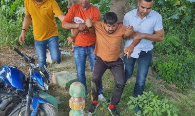 मोबाइल लूट कर भाग रहा बदमाश पुलिस की गोली से घायल, साथी फरार