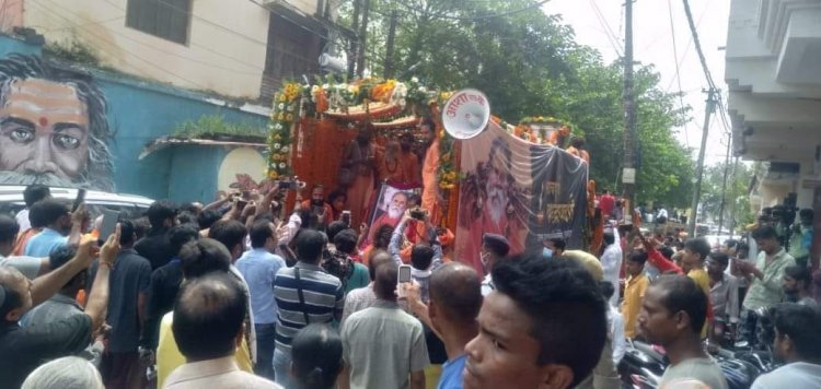 महंत नरेन्द्र गिरि के अन्तिम दर्शन को बाघम्बरी मठ पहुंचे परिजन, गांव में छाया मातम