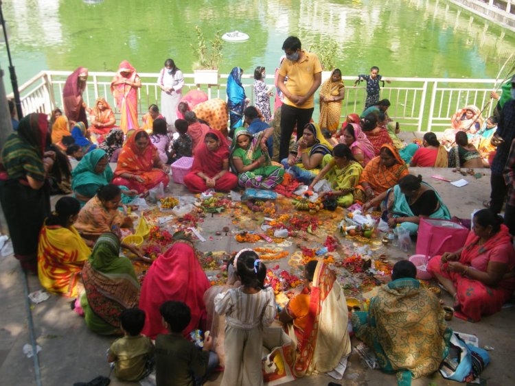 वाराणसी : संतान की लम्बी आयु के लिए महिलाओं ने रखा जिउतिया व्रत