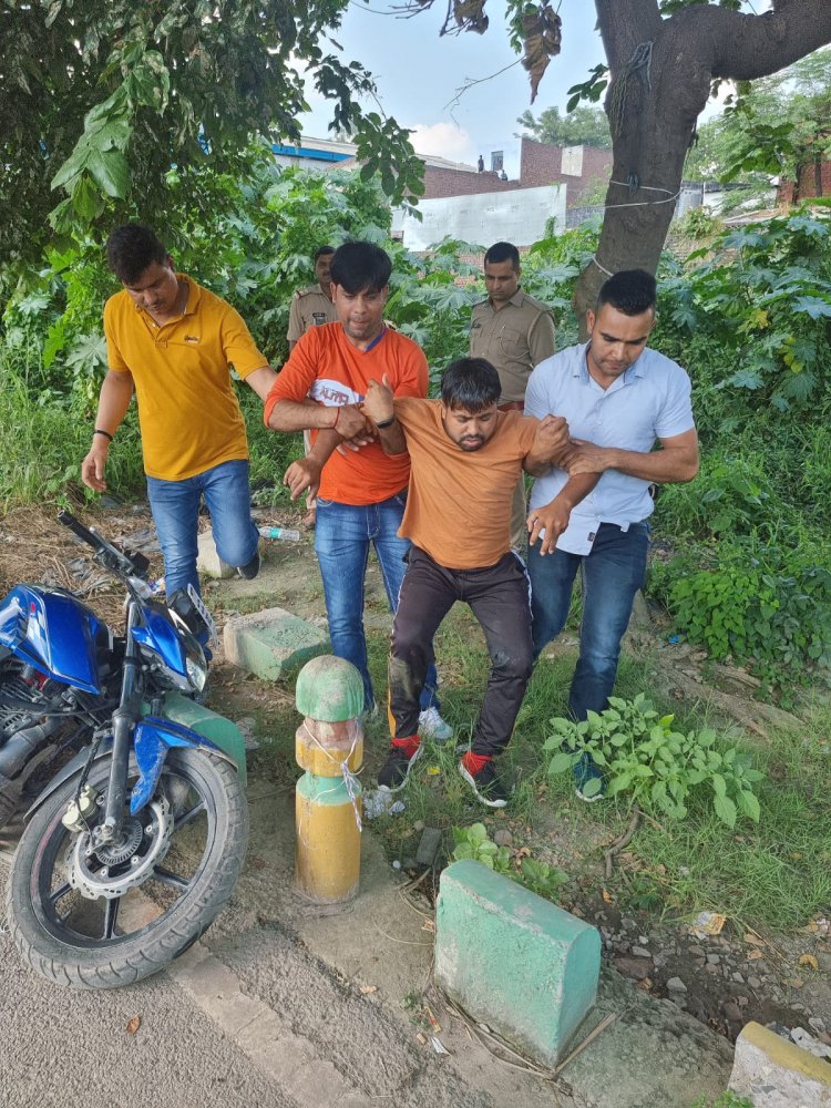 मोबाइल लूट कर भाग रहा बदमाश पुलिस की गोली से घायल, साथी फरार