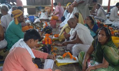 पितृ विसर्जन पर पिंडदान और तर्पण कर पितरों को दी गई विदाई, दान पुण्य