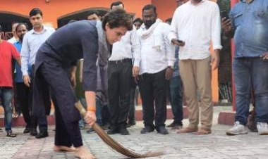 महर्षि वाल्मीकि आश्रम में प्रियंका वाड्रा ने लगायी झाड़ू