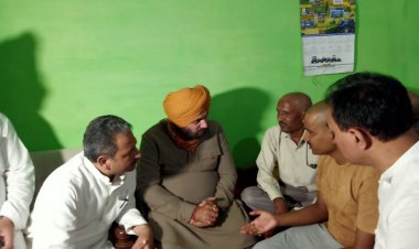 लखीमपुर में दिवंगत पत्रकार के परिजनों से मिलने के बाद भूख हड़ताल पर बैठे सिद्धू