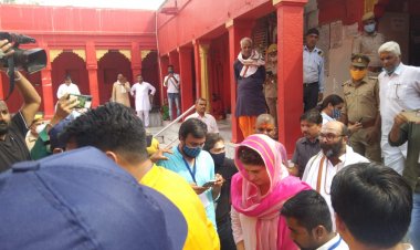 वाराणसी: प्रियंका गांधी ने बाबा विश्वनाथ और कूंष्माडा दरबार में लगाई हाजिरी