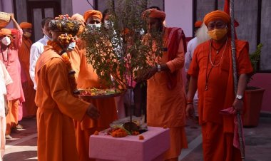 परम्परागत परिधान में रहे गोरक्षपीठाधीश्वर मुख्यमंत्री योगी, ढोल-नगाड़ों के साथ निकली शोभायात्रा