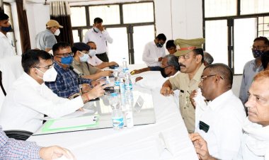 मण्डलायुक्त तहसील सोरांव में आयोजित सम्पूर्ण समाधान दिवस में पहुंचकर जन शिकायतों को सुना