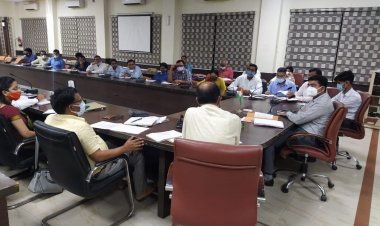 जिलाधिकारी की अध्यक्षता में मासिक स्टाफ की समीक्षा बैठक सम्पन्न