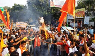 बांग्लादेश में हिंदुओं पर अत्याचार के विरोध में फूका गया पुतला