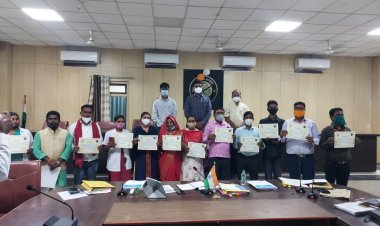 वैक्सीनेशन में अच्छा कार्य करने वाले ग्राम प्रधानों, ए0एन0एम0 एवं अध्यापकों को जिलाधिकारी ने किया सम्मानित