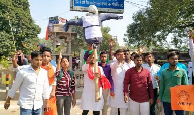 त्रिपुरा में कार्यकर्ता पर हमले का विरोध, ABVP कार्यकर्ताओं ने फूंका पुतला