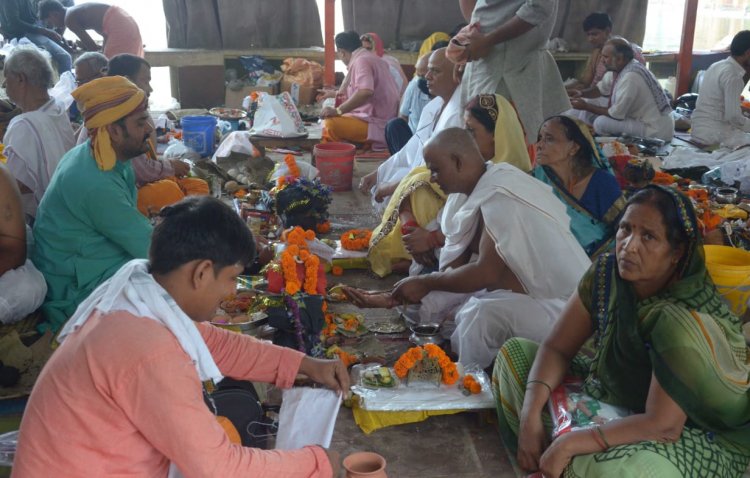 पितृ विसर्जन पर पिंडदान और तर्पण कर पितरों को दी गई विदाई, दान पुण्य