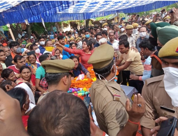 फतेहपुर: गांव पहुंचा शहीद सैनिक का पार्थिव शरीर, दर्शन के लिए उमड़ा जनसैलाब