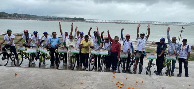 अमृत महोत्सव साइकिल यात्रा पहुंची प्रयागराज, स्वयंसेवकों ने चलाया स्वच्छता अभियान