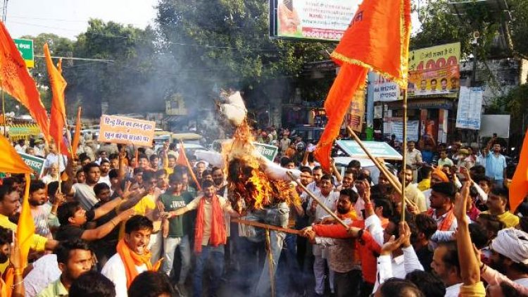 बांग्लादेश में हिंदुओं पर अत्याचार के विरोध में फूका गया पुतला