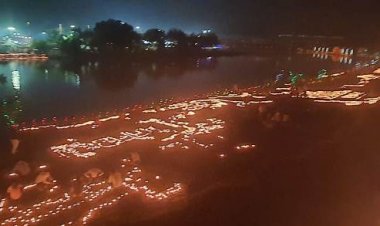 लक्ष्मणपुरी के गोमती तट पर गाय के गोबर से बने एक लाख दीये हुए प्रज्जवलित