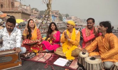 डाला छठ पर गंगा किनारे बजड़े पर कलाकारों में छठ माता का महिमा बखान किया