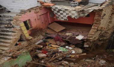 बिल्डर की मनमानी : बेसमेंट की खुदाई से पड़ोसी का दो मंजिला मकान गिरा, परिवार हुआ बेघर