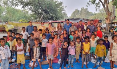 बाल दिवस के अवसर पर जिला महिला उद्योग व्यापार मंडल व देव चैरिटेबल ट्रस्ट ने स्लम बच्चों को बांटे लंच पैकेट