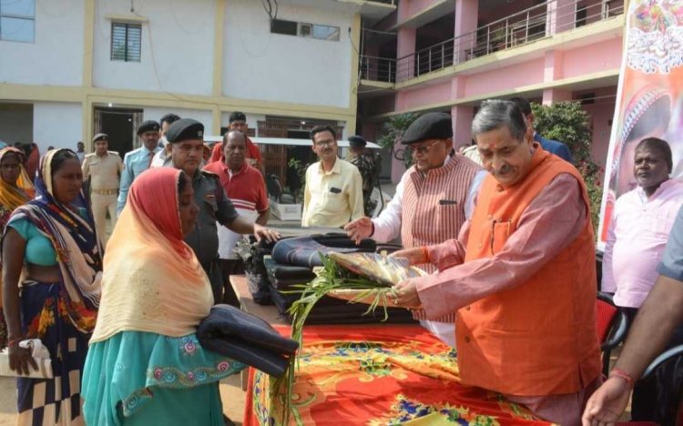 भाजपा के संस्थापक सदस्य और पूर्व राज्यसभा सांसद आरके सिन्हा ने पैतृक आवास बहियारा में बांटे छठ पूजन सामग्री