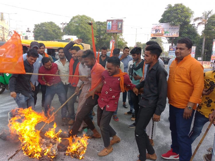 हिंदुत्व की तुलना आईएएस से करने पर रुद्र महासेना ने फूंका सलमान खुर्शीद का पुतला