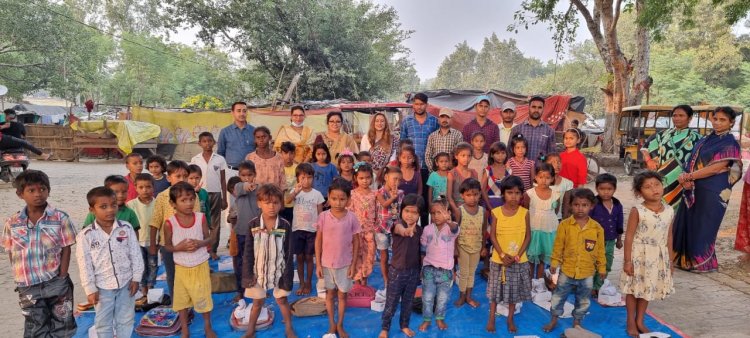 बाल दिवस के अवसर पर जिला महिला उद्योग व्यापार मंडल व देव चैरिटेबल ट्रस्ट ने स्लम बच्चों को बांटे लंच पैकेट