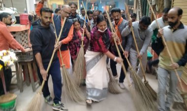 काशी विश्वनाथ धाम लोकार्पण : महापौर ने हाथों में झाड़ू थाम 'स्वच्छ काशी-सुन्दर काशी का दिया संदेश