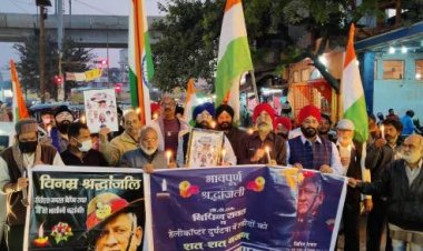 सीडीएस जनरल बिपिन रावत को व्यापारियों ने कैंडिल मार्च निकालकर दी श्रद्धाजंलि