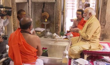 विश्वनाथ धाम के लोकार्पण के लिए प्रधानमंत्री ने काशीपुराधिपति का किया अभिषेक