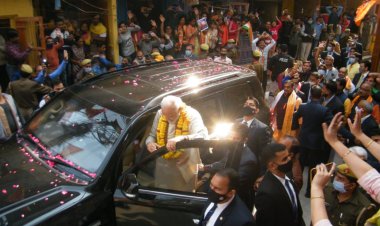 प्रोटोकाल तोड़ कर मिले प्रधानमंत्री, काशी के प्रेम से अभिभूत मोदी पर जमकर हुई पुष्पवर्षा