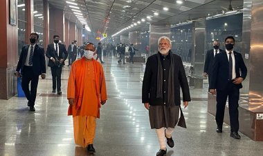 देर रात प्रधानमंत्री मोदी और मुख्यमंत्री ने पैदल चल काशी में हुए बदलाव को देखा