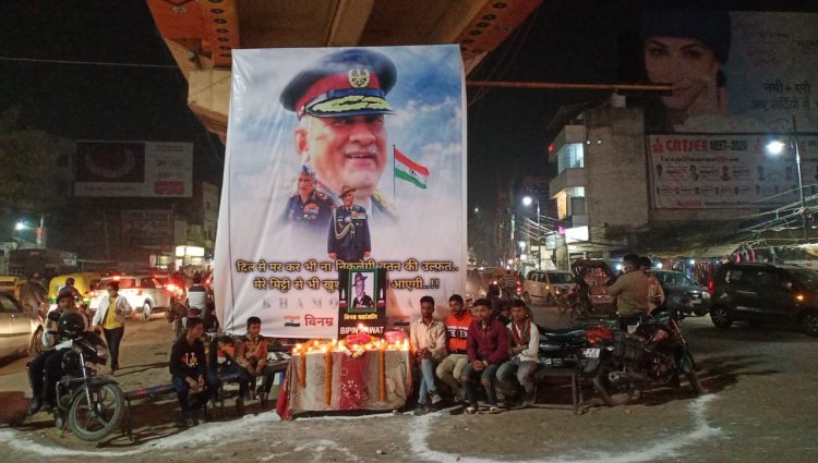 हेलीकॉप्टर हादसे में शहीद सीडीएस और सैन्य कर्मियोंं की स्मृति में दीपदान, श्रद्धांजलि