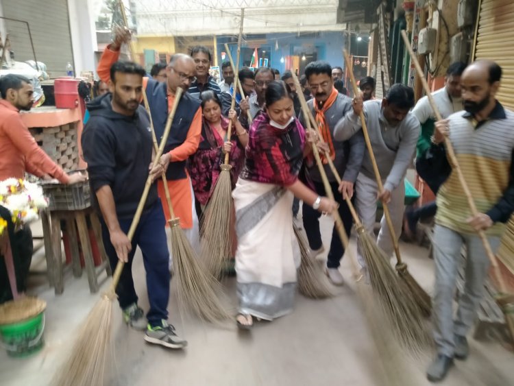 काशी विश्वनाथ धाम लोकार्पण : महापौर ने हाथों में झाड़ू थाम 'स्वच्छ काशी-सुन्दर काशी का दिया संदेश