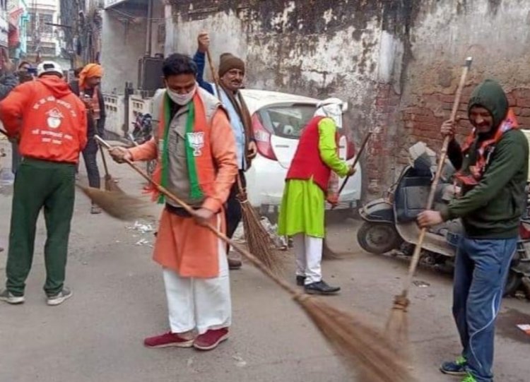 प्रधानमंत्री के आगमन को लेकर भाजपाइयों ने चलाया स्वच्छता अभियान