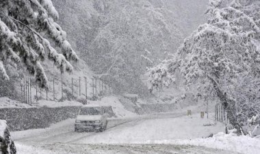 कश्मीर घाटी में बर्फबारी का सिलसिला जारी