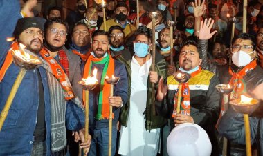 प्रधानमंत्री का रास्ता रोके जाने के विरोध में अमर जवान ज्योति स्थल पर विरोध प्रदर्शन