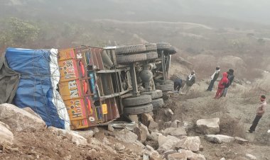 मीरजापुर : पचास फिट गहरी खाई में गिरी ट्रक, बाल-बाल बचे चालक और खलासी