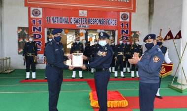 कार्मिकों को सम्मानित कर एन.डी.आर.एफ. ने फहराया राष्ट्रीय ध्वज