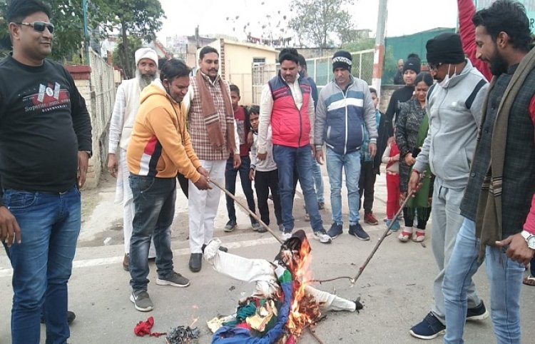 हेयर स्टाइलिस्ट जावेद हबीब का वीडियो वायरल, थूक लगाकर काटे महिला के बाल