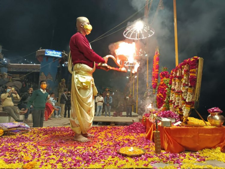 कोरोना संक्रमण ने गंगा घाटों की छिनी रौनक, दशाश्वमेधघाट पर एकल गंगा आरती