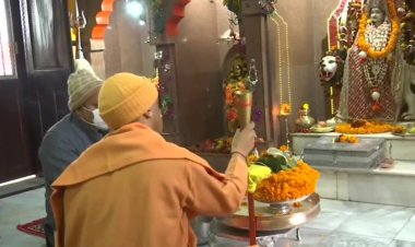 नामांकन से पहले योगी ने लिया गुरु गोरक्षनाथ का आशीर्वाद