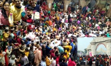 वृंदावन : वैलेंटाइन डे पर प्रेम-भक्ति में सराबोर श्रद्धालु ठाकुर बांकेबिहारी से मिलने पहुंचे, अर्पित किया गुलाब