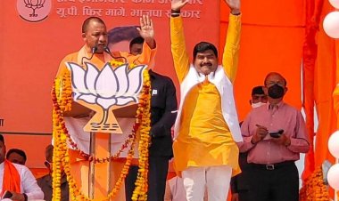 मेरे एक हाथ में विकास की छड़ी, दूसरे में बुलडोजर की स्टेयरिंग : योगी आदित्यनाथ