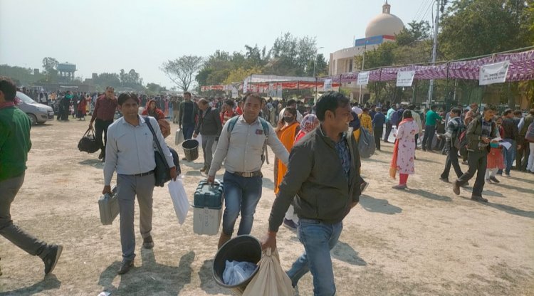 ईवीएम मशीनों के साथ पोलिंग पार्टियां हुई रवाना