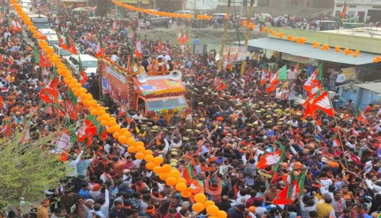 भगवा रंग से रंगी नजर आई राम की नगरी, योगी के रोड शो में हुई फूलों की बारिश