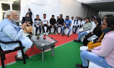 प्रधानमंत्री मोदी ने यूक्रेन से लौटे छात्रों से वाराणसी में बातचीत की