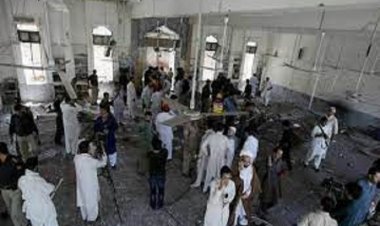 पेशावर में नमाज के दौरान आत्मघाती धमाका, 30 लोगों की मौत