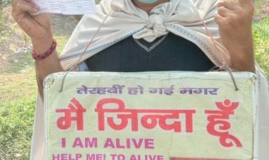 वाराणसीः मृत घोषित संतोष मूरत ने किया मतदान, कहा- मैं जिंदा हूं