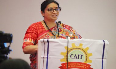 महिलाओं के स्टार्टअप इकाइयों की मदद करें व्यापारी समुदाय: स्मृति ईरानी