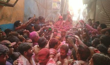 काशी में होली खेलने और हुड़दंग की अनुमति बाबा विश्वनाथ देते है, बाबा के भाल पहले चढ़ता है गुलाल